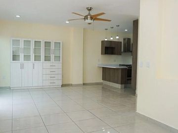 CASA EN VENTA EN LUCEPOLIS CON 5 HABITACIONES