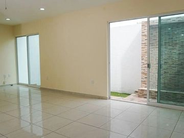 CASA EN VENTA EN LUCEPOLIS CON 5 HABITACIONES