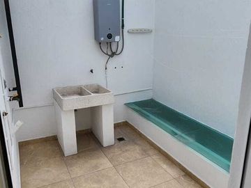 CASA EN VENTA EN LUCEPOLIS CON 5 HABITACIONES