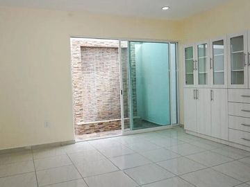 CASA EN VENTA EN LUCEPOLIS CON 5 HABITACIONES