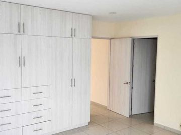 CASA EN VENTA EN LUCEPOLIS CON 5 HABITACIONES