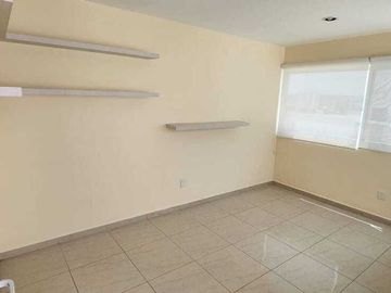 CASA EN VENTA EN LUCEPOLIS CON 5 HABITACIONES