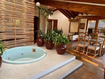 CASA EN VENTA EN VALLE DE BRAVO