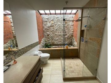VENDO HERMOSA CASA EN ALFAGUARA G Q