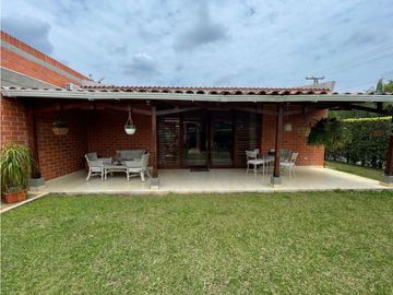 VENDO HERMOSA CASA EN ALFAGUARA G Q