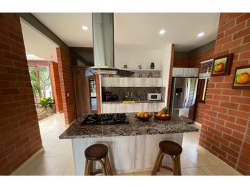 VENDO HERMOSA CASA EN ALFAGUARA G Q