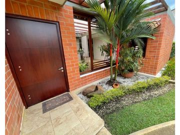 VENDO HERMOSA CASA EN ALFAGUARA G Q