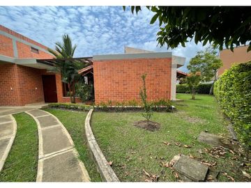 VENDO HERMOSA CASA EN ALFAGUARA G Q