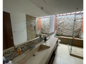 VENDO HERMOSA CASA EN ALFAGUARA G Q