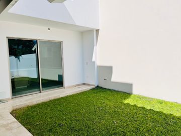 Casa en Fraccionamiento en Lomas de Jiutepec Jiutepec - ROQ-1259-Fr