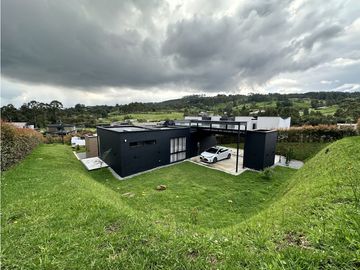 ESPECTACULAR CASA EN UN NIVEL EN EL LA ACUARELA, ALTO DE LAS PALMAS