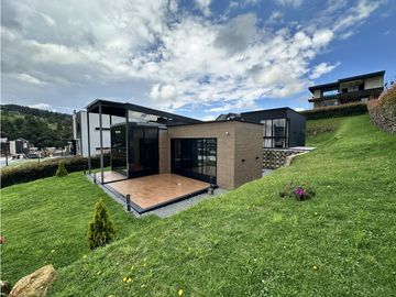ESPECTACULAR CASA EN UN NIVEL EN EL LA ACUARELA, ALTO DE LAS PALMAS