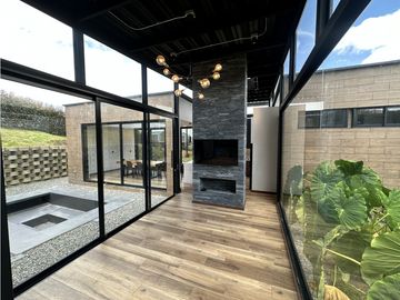 ESPECTACULAR CASA EN UN NIVEL EN EL LA ACUARELA, ALTO DE LAS PALMAS