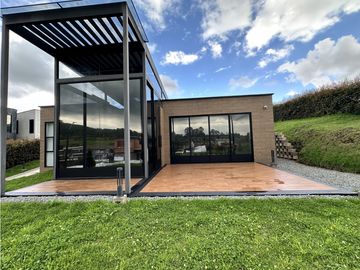 ESPECTACULAR CASA EN UN NIVEL EN EL LA ACUARELA, ALTO DE LAS PALMAS