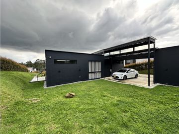 ESPECTACULAR CASA EN UN NIVEL EN EL LA ACUARELA, ALTO DE LAS PALMAS
