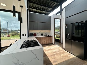 ESPECTACULAR CASA EN UN NIVEL EN EL LA ACUARELA, ALTO DE LAS PALMAS