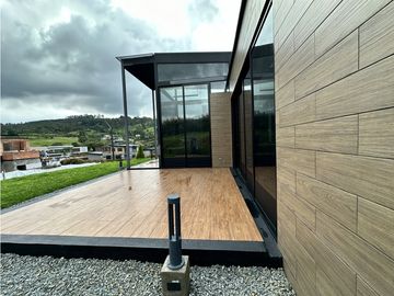 ESPECTACULAR CASA EN UN NIVEL EN EL LA ACUARELA, ALTO DE LAS PALMAS