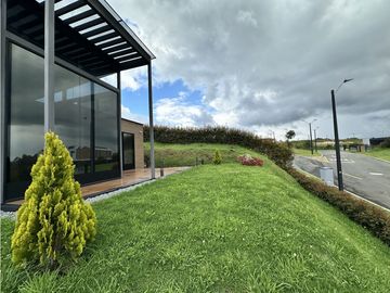 ESPECTACULAR CASA EN UN NIVEL EN EL LA ACUARELA, ALTO DE LAS PALMAS