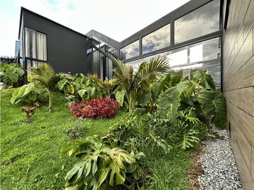 ESPECTACULAR CASA EN UN NIVEL EN EL LA ACUARELA, ALTO DE LAS PALMAS