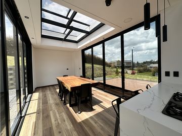 ESPECTACULAR CASA EN UN NIVEL EN EL LA ACUARELA, ALTO DE LAS PALMAS