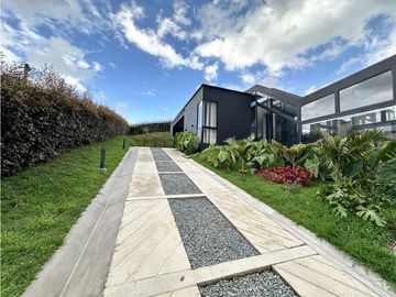 ESPECTACULAR CASA EN UN NIVEL EN EL LA ACUARELA, ALTO DE LAS PALMAS