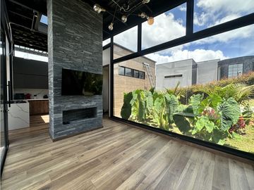 ESPECTACULAR CASA EN UN NIVEL EN EL LA ACUARELA, ALTO DE LAS PALMAS