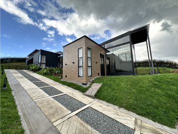 ESPECTACULAR CASA EN UN NIVEL EN EL LA ACUARELA, ALTO DE LAS PALMAS