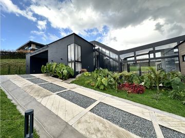 ESPECTACULAR CASA EN UN NIVEL EN EL LA ACUARELA, ALTO DE LAS PALMAS