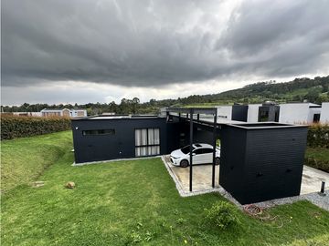 ESPECTACULAR CASA EN UN NIVEL EN EL LA ACUARELA, ALTO DE LAS PALMAS