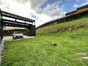 ESPECTACULAR CASA EN UN NIVEL EN EL LA ACUARELA, ALTO DE LAS PALMAS