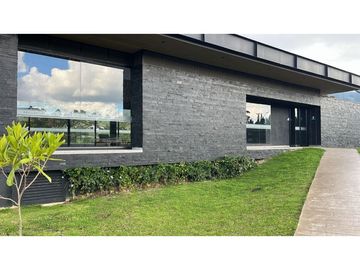 ESPECTACULAR CASA EN UN NIVEL EN EL LA ACUARELA, ALTO DE LAS PALMAS