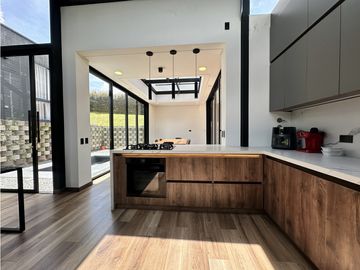 ESPECTACULAR CASA EN UN NIVEL EN EL LA ACUARELA, ALTO DE LAS PALMAS