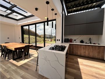 ESPECTACULAR CASA EN UN NIVEL EN EL LA ACUARELA, ALTO DE LAS PALMAS