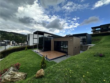 ESPECTACULAR CASA EN UN NIVEL EN EL LA ACUARELA, ALTO DE LAS PALMAS