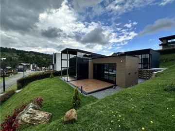 ESPECTACULAR CASA EN UN NIVEL EN EL LA ACUARELA, ALTO DE LAS PALMAS