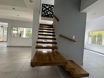 Oportunidad, casa en la Pelegrina