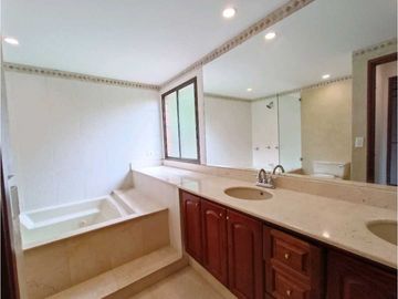 Hermosa Casa en la Loma Benedictinos