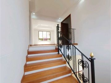 Hermosa Casa en la Loma Benedictinos