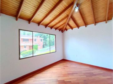 Hermosa Casa en la Loma Benedictinos