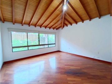 Hermosa Casa en la Loma Benedictinos