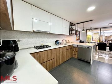 CASA EN VENTA ENVIGADO LOMA DEL CHOCHO