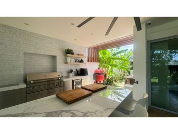 VENTA DE CASA EN BUEN SECTOR DE LA CIUDAD