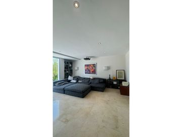 VENTA DE CASA EN BUEN SECTOR DE LA CIUDAD