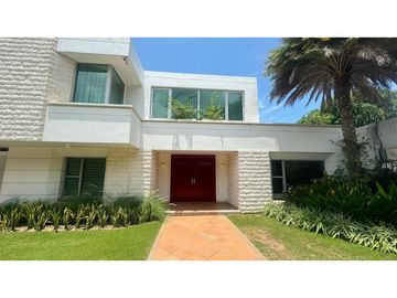 VENTA DE CASA EN BUEN SECTOR DE LA CIUDAD