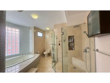 VENTA DE CASA EN BUEN SECTOR DE LA CIUDAD