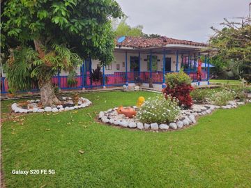 SE VENDE HERMOSA FINCA POR DAS EN MONTENEGRO QUINDIO