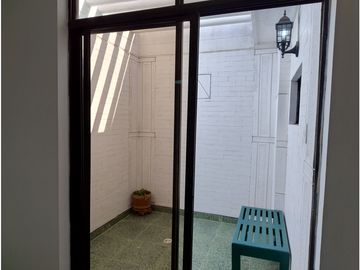 Sensacional casa de dos niveles en El Tabor