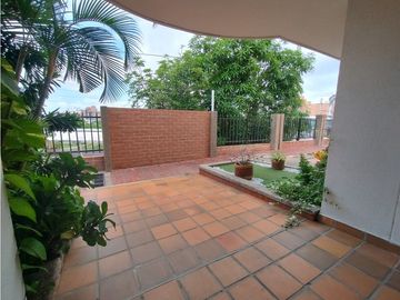 Sensacional casa de dos niveles en El Tabor