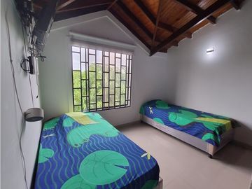 Sensacional casa de dos niveles en El Tabor