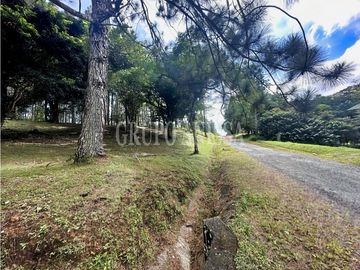 Oportunidad! Se Vende Terreno de Esquina Zona Alta - Altos del Maria